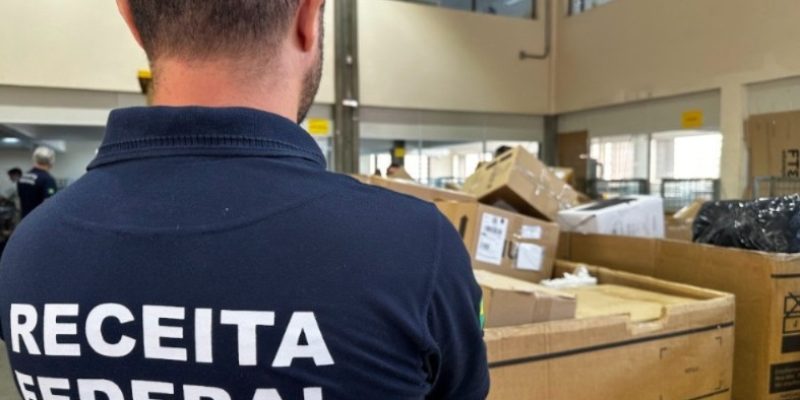 Agente da Receita no Centro de Distribuição dos Correios em Dourados (Foto: Divulgação)