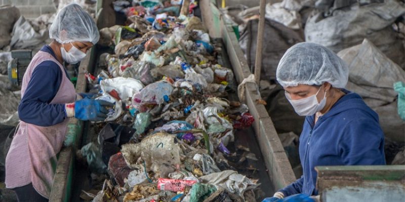 O lixo passa por uma triagem na esteira, onde são separados os materiais secos que podem ser reciclados