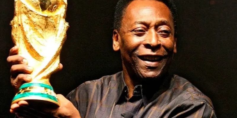 Pelé marcou, de pênalti, o milésimo gol no Maracanã, em 19 de novembro de 1969