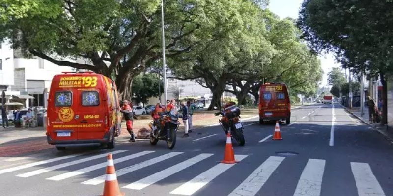 Equipes do Corpo de Bombeiros no local onde idosa foi atropelada (Foto: Paulo Francis)