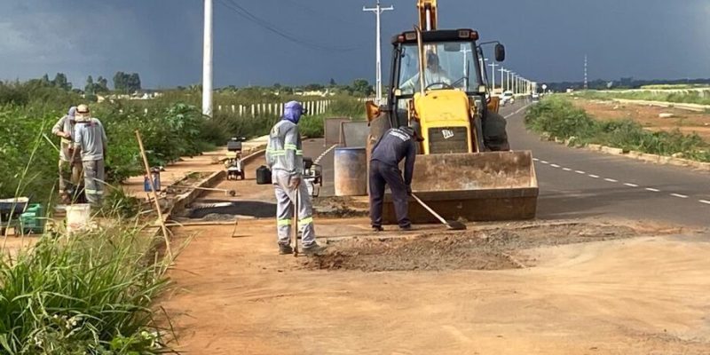 perários de empreiteira remendavam o asfalto na Avenida Wilson Paes de Barros i Imagem Correio do Estado