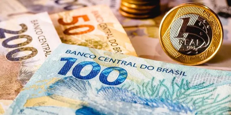 Notas e moedas de reais (iStock / Getty Images Plus)