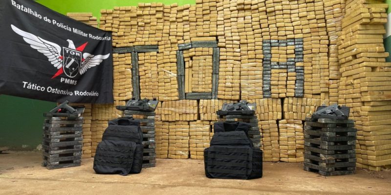 Tabletes de maconha, pistolas e coletes apreendidos (Foto: Divulgação)