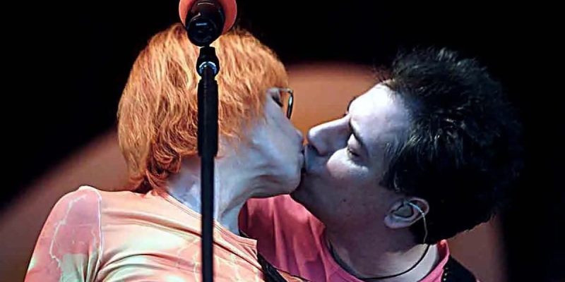 A cantora Rita Lee recebe beijo do marido, o músico Roberto de Carvalho -  Imagem - Hélvio Romero