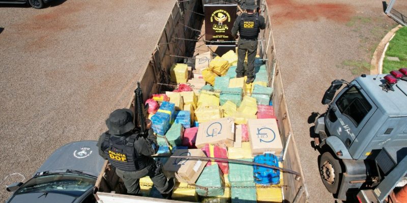 Droga estava escondida em carga de soja (Foto: Divulgação DOF)