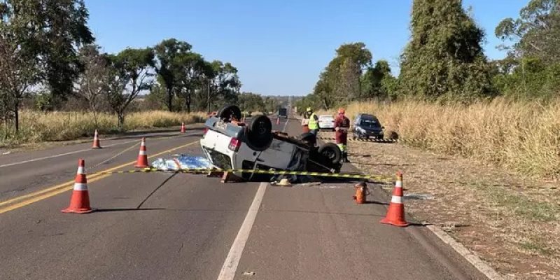 Fiat Uno tombado na rodovia (Foto: Rones Cezar)