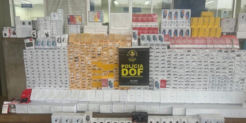 Celulares e outros eletrônicos apreendidos em Mundo Novo (Foto: Divulgação)