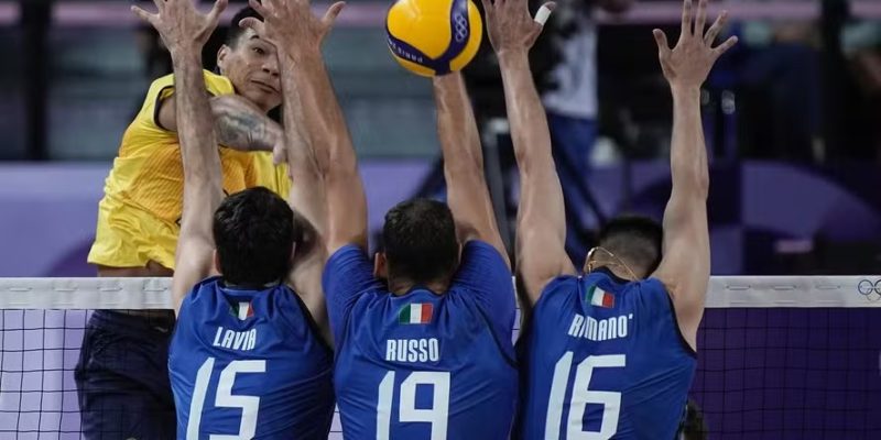 Darlan encara bloqueio triplo da Itália na estreia dos Jogos de Paris-2024 — Foto: Alexandre Loureiro/COB