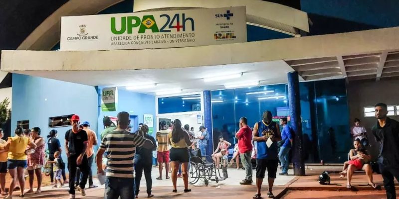 Movimentação de pacientes ontem à noite na UPA Universitário (Foto: Juliano Almeida)