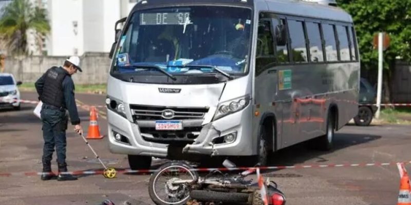 Policial fazendo os primeiros levantamentos no local do acidente - Crédito: (Henrique Kawaminami)