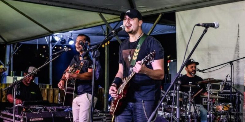 Philipe Calazans tocando com a banda Seven (Foto: Reprodução/Redes sociais)