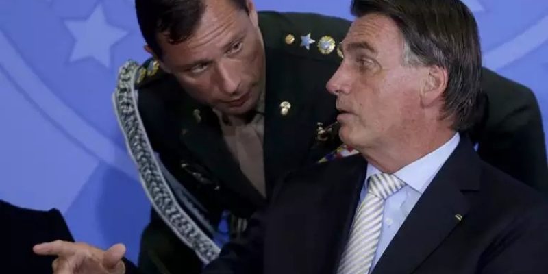 O tenente-coronel Mauro Cid ao lado do então presidente Jair Bolsonaro
Foto: Dida Sampaio