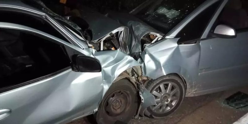 Veículos ficaram com a frente destruída após acidente. (Foto: Sidney Assis)