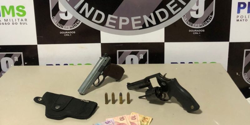 Revólver, pistola falsa, munições e dinheiro apreendidos com suspeito morto (Foto: Divulgação)