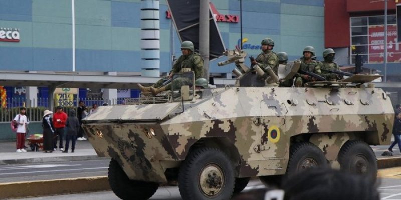 Soldados equatorianos em um tanque patrulham as ruas do centro de Quito, em meio à tensão crescente no país.
GALO PAGUAY / AFP