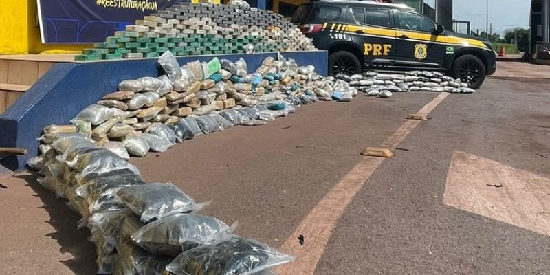 Sacos de skunk e tabletes de cocaína apreendidos em Corumbá (Foto: Divulgação/PRF)