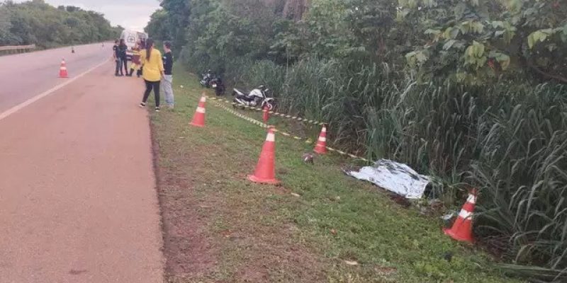 Vítima teve capacete arremessado com o impacto da queda. Imagem - Sidney Assis