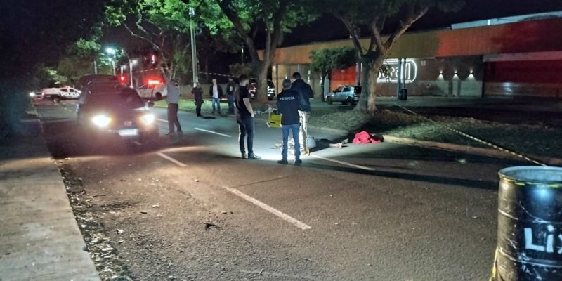 Peritos no local onde homem morreu atropelado na Avenida Presidente Vargas (Foto: Leandro Holsbach)
