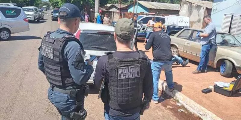 Peritos fazendo o primeiro levantamento no corpo da vítima, morta com vários golpes de faca Foto: Sidney Assis