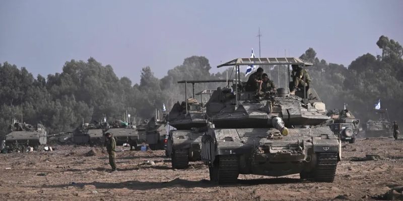 Veículos blindados e tanques militares israelenses são posicionados ao longo da fronteira de Israel com Gaza — Foto: Aris MESSINIS/AFP