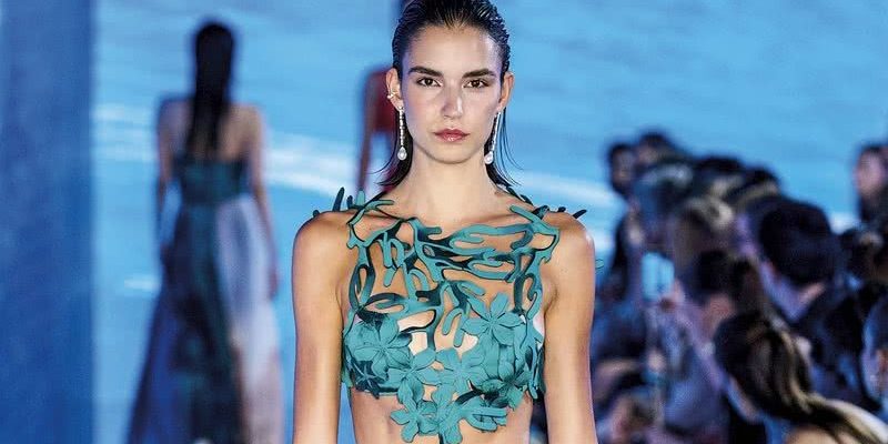 A fluidez dos vestidos longos trazem elegância aos looks e remetem às ondas do mar - FOTO: ZÉ TAKAHASHI