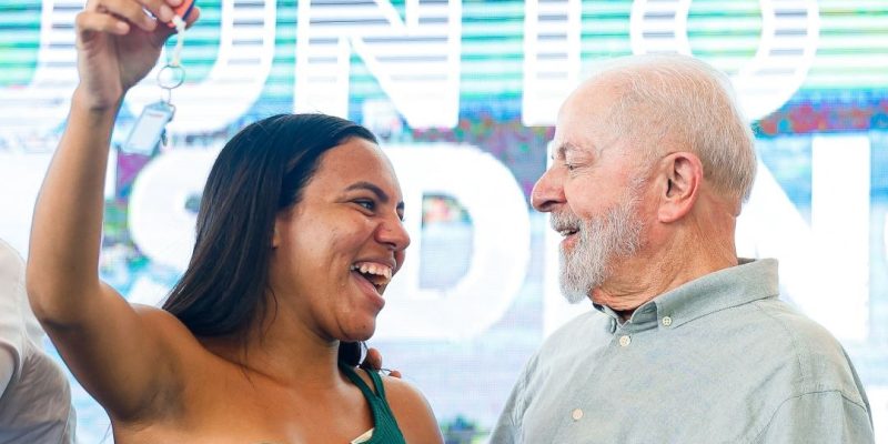 Talia Pereira, 24 anos, beneficiária do Residencial Parque da Lagoa, ao receber do presidente Lula as chaves da sua moradia