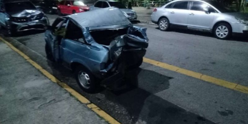 Carro destruído após acidente na Rodovia dos Tamoios em São José dos Campos. Foto: Reprodução