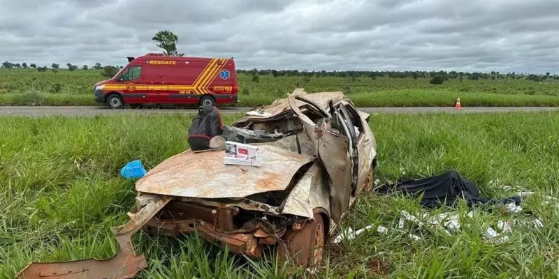 Corpo de contrabandista ficou ao lado de veículo após acidente. (Elisan Ramos/Cenário MS)