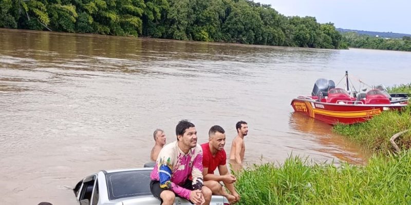 Pescadores e moradores da cidade retirando o veículo que estava submerso no rio para a margem. (Foto: Whatsapp)