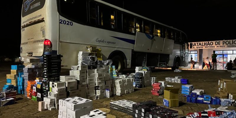 Caixas de produtos contrabandeados, retiradas de ônibus que seguia para Avaré (Foto: Divulgação/Polícia Militar)