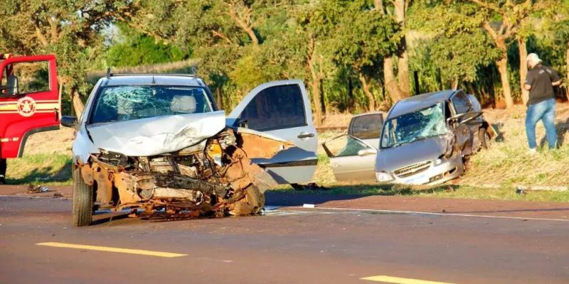 Strada com a frente destruída e Classic às margens da pista (Foto: Juliano Almeida)