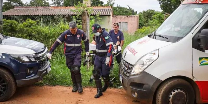 Equipes dos bombeiros e Samu durante resgate de vítima de tiro. Imagens - Henrique Kawaminami