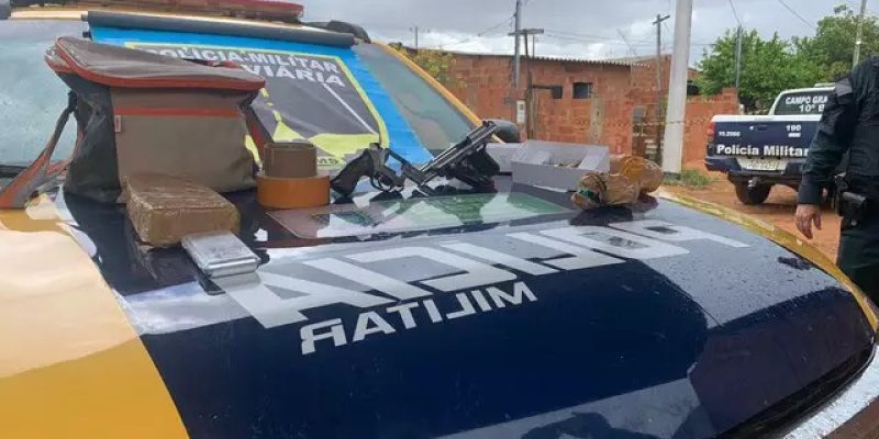 Armas e material encontrado com jovem morto pela PM. (Foto: Dayene Paz)