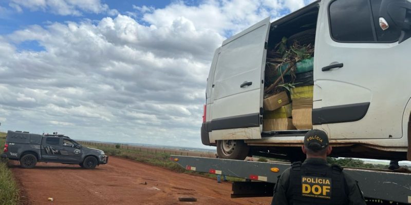 Furgão sendo rebocado de estrada onde foi encontrado capotado (Foto: DOF/Divulgação)