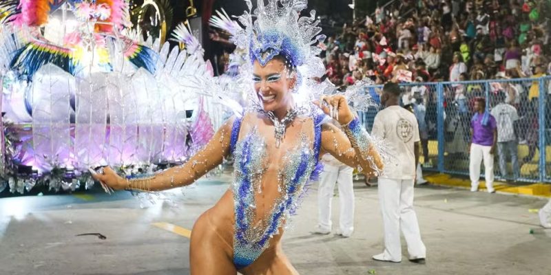 A modelo escorregou e caiu com o corpo de lado no chão, mas foi erguida rapidamente  - Foto: Anna Giullia