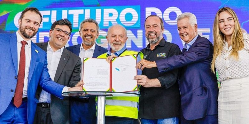 cerimônia também contou com assinaturas de uma MP sobre redução de alíquota no programa de Mobilidade Verde e Inovação