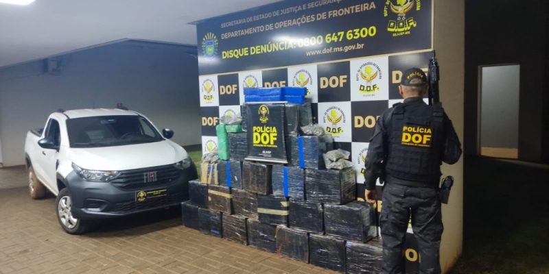 Fardos de maconha e a picape Strada que era usada no tráfico (Foto: Divulgação)