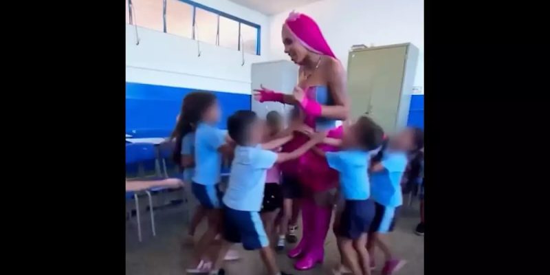 Professora Emy com alunos em escola municipal. (Foto: Reprodução)