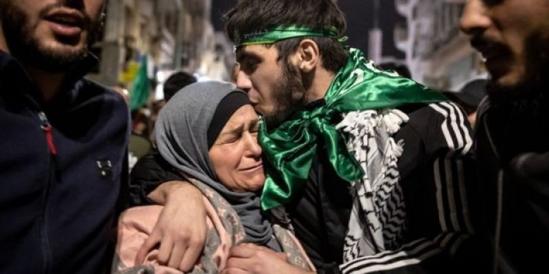 Um prisioneiro palestino abraça sua mãe após ser libertado de uma prisão israelense em troca de reféns israelenses libertados pelo Hamas da Faixa de Gaza