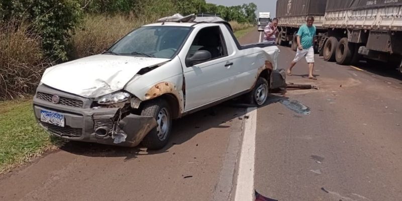 Veículos ficaram atravessados na pista. (Lucyanne Scariot)