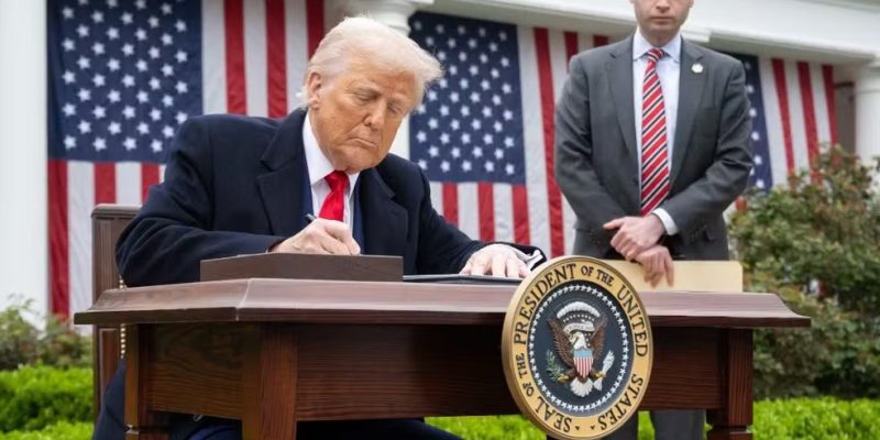 Trump assina ordem executiva com taxação recíproca contra países do mundo inteiro. — Foto: SAUL LOEB