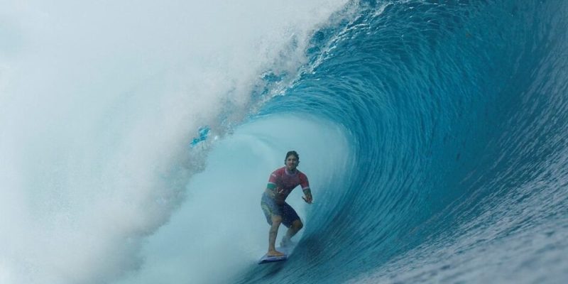 Gabriel Medina sai do tubo pedindo a nota 10 - Foto: Ben Thouard