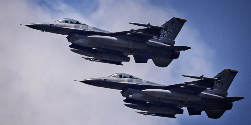 Ucrânia pede caçar F-16 para equilibrar poderio militar na guerra / Ezra Acayam/Getty Images