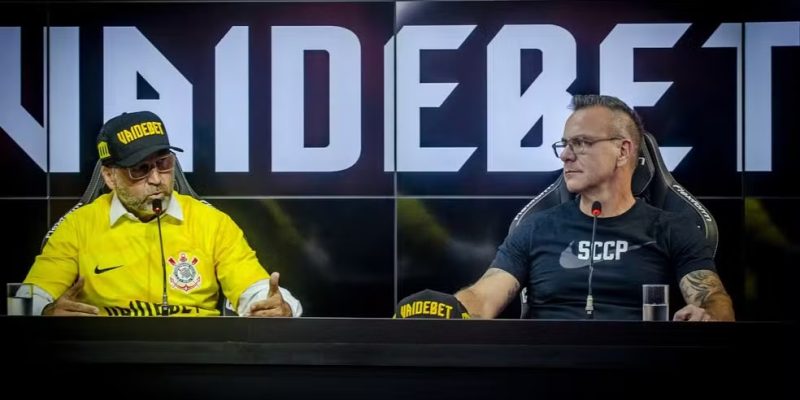 Augusto Melo e Sérgio Moura em apresentação da VaideBet no Corinthians — Foto: Jozzu/Agência Corinthians