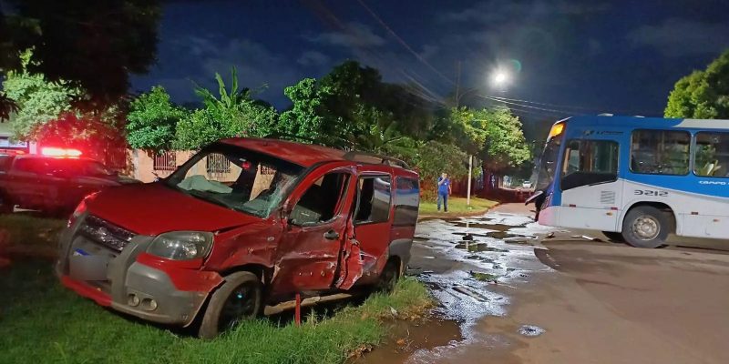 Lateral da van ilegal ficou destruída - Imagens Midiamax