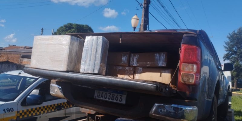 Caminhonete estava com defeito e teve de ser guinchada até batalhão (Foto: Leandro Holsbach)