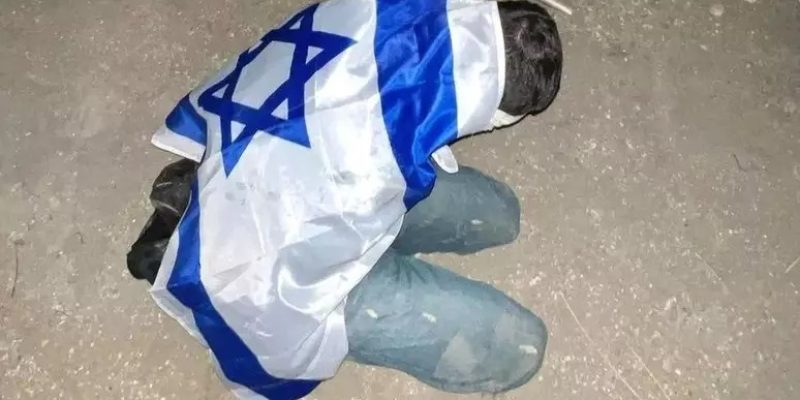 Um palestino sob custódia fotografado com uma bandeira israelense pendurada nas costas
Foto: INSTAGRAM / BBC News Brasil