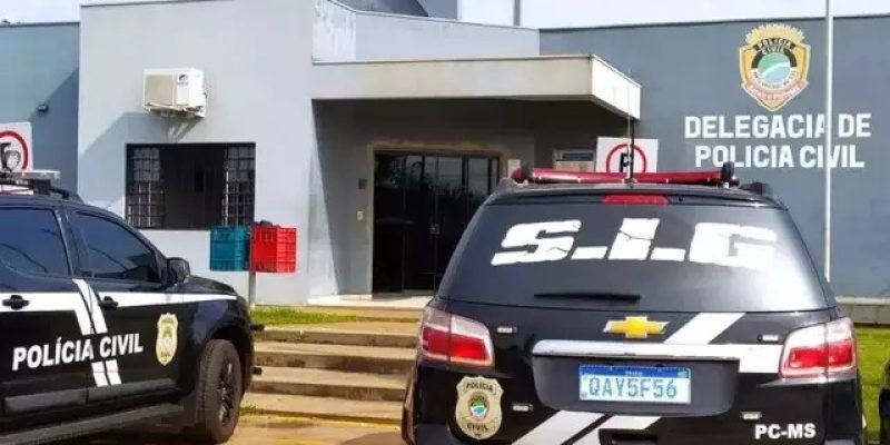 Viaturas da Polícia Civil em frente à Delegacia de Amambai, que investiga o caso