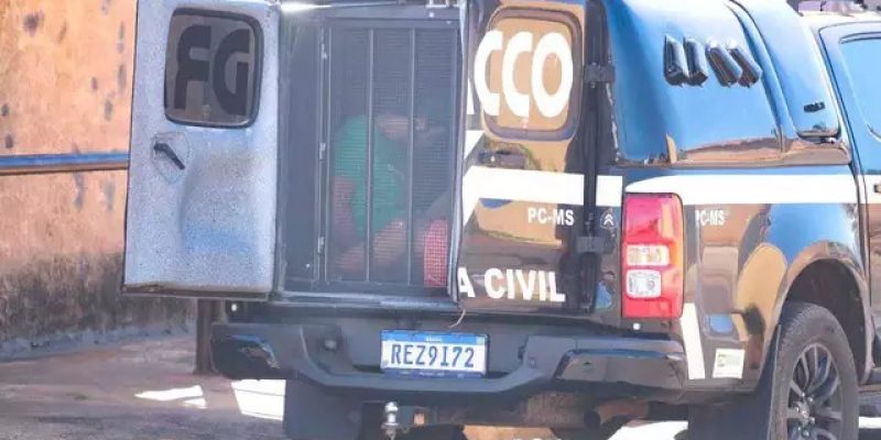 Os três presos na manhã desta sexta-feira na viatura do Dracco (Foto: Marcos Maluf)