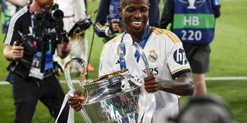 Vinicius Junior comemora o seu segundo título da Champions League — Foto: Getty Images